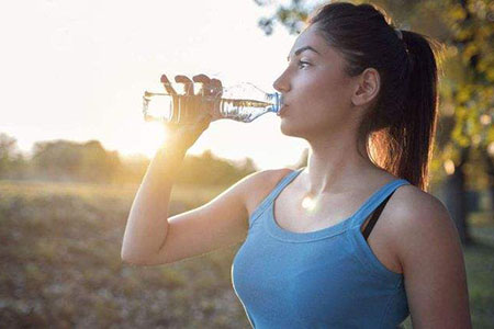 夏天记得要多喝水，多喝水的好处可多啦！