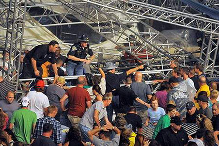强风刮倒西班牙一音乐节看台致人伤亡